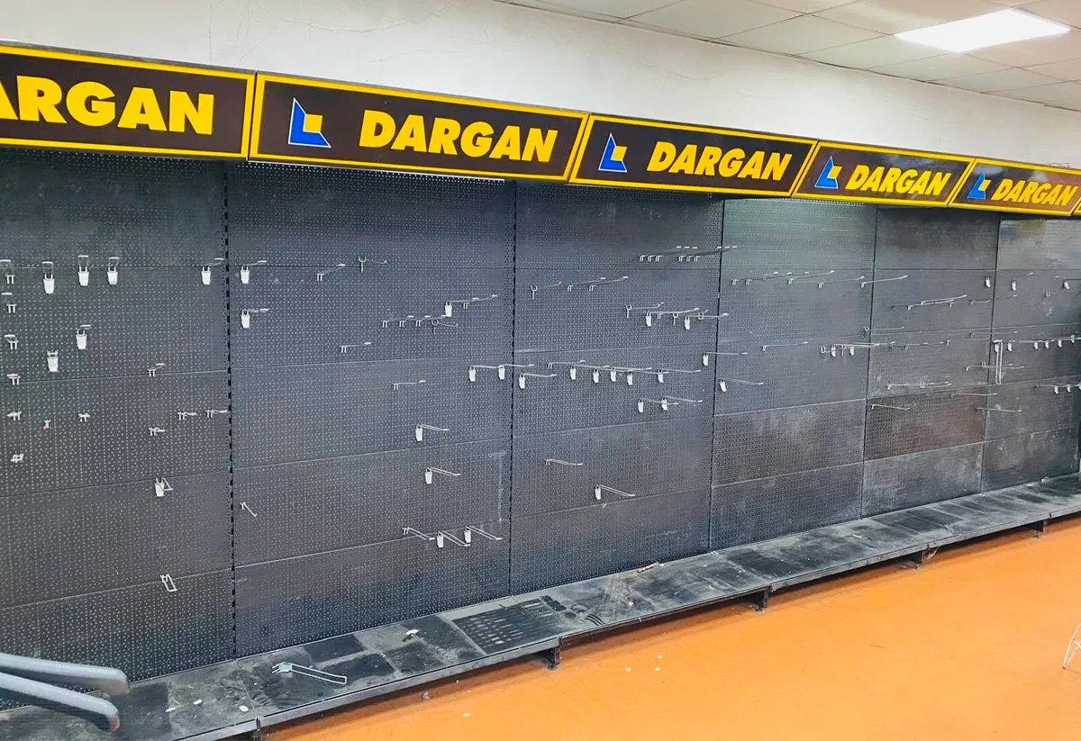 8 METER BLACK PEGBOARD SHOP DISPLAY + 200 HOOKS