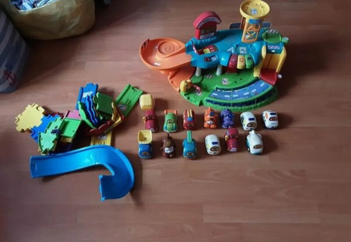 V Tech Toot Toot Garage/Cars & Tracks - Image 3