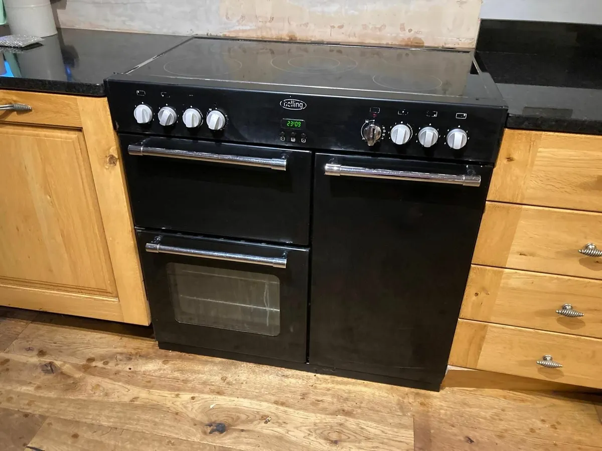 Belling range cooker and matching extractor fan - Image 1