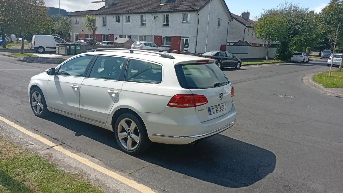 Volkswagen Passat 2011 - Image 2