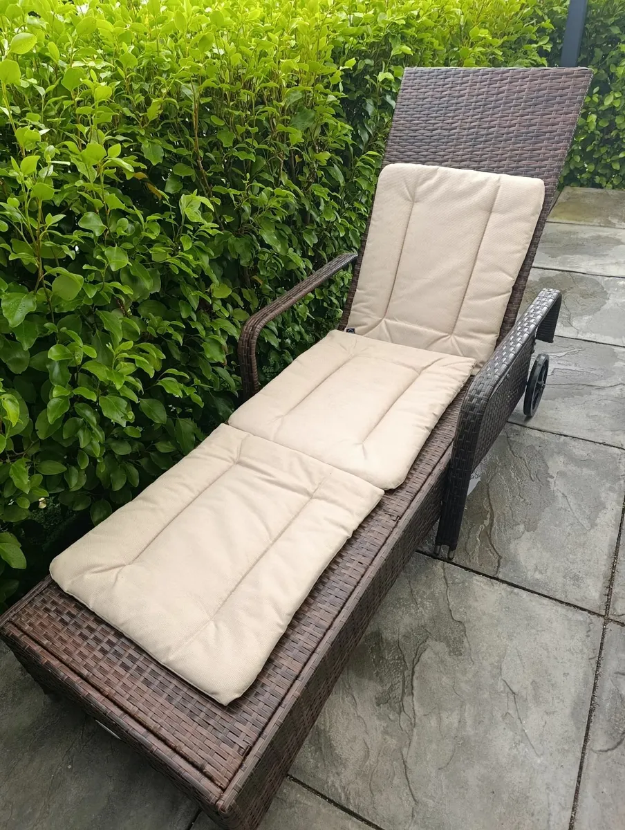 Rattan garden lounger - Image 3