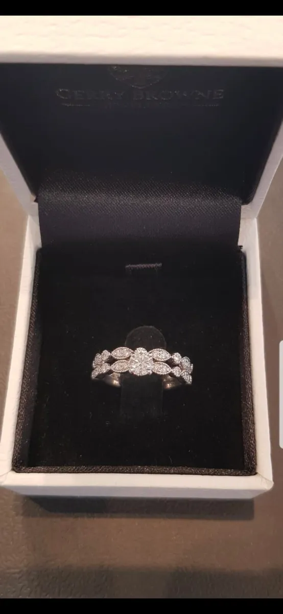 Engagement ring - Image 1