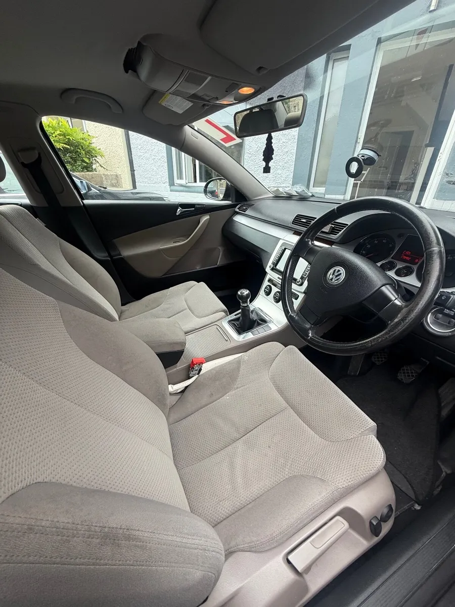 Volkswagen Passat 2007 - Image 2
