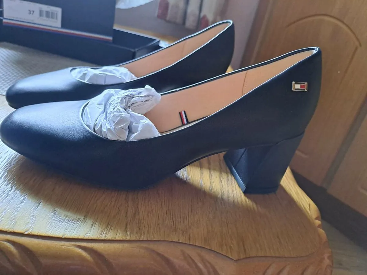 Black court shoe - Image 1