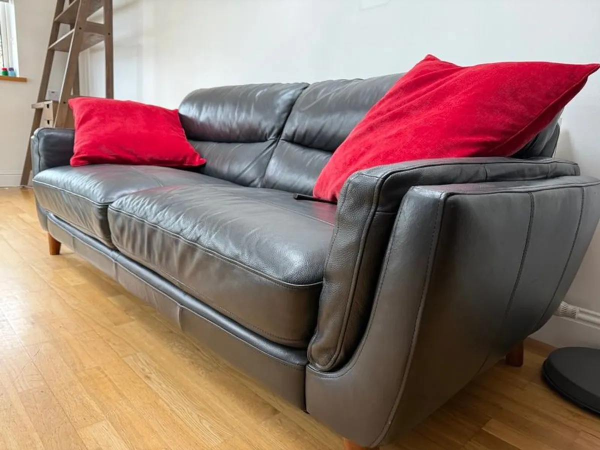 Living Room - Image 3