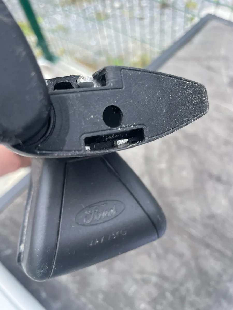 Genuine Ford Kuga Roof Bars - Image 3