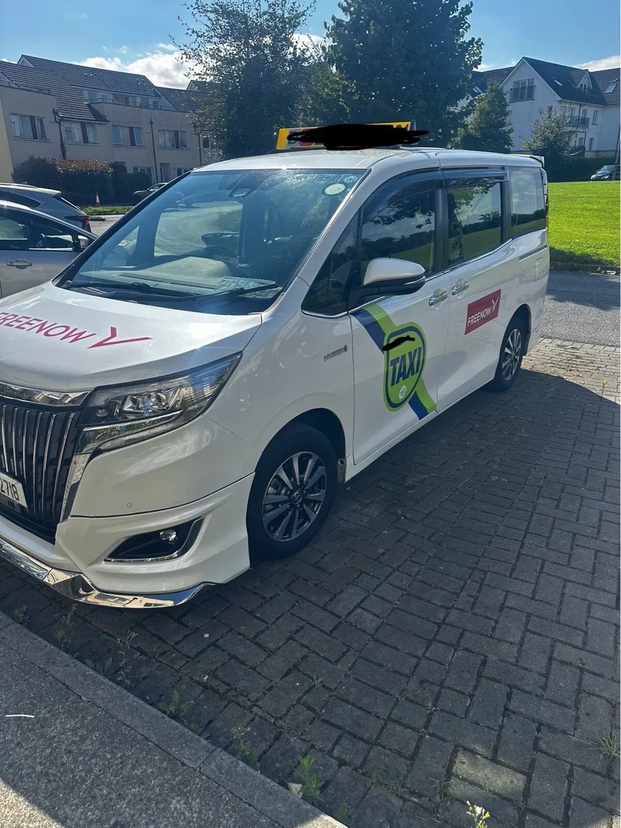 Toyota esquire 2121  with taxi plate - Image 3