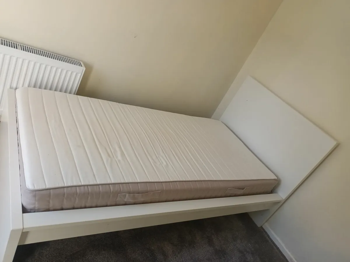 A single bed - Image 2