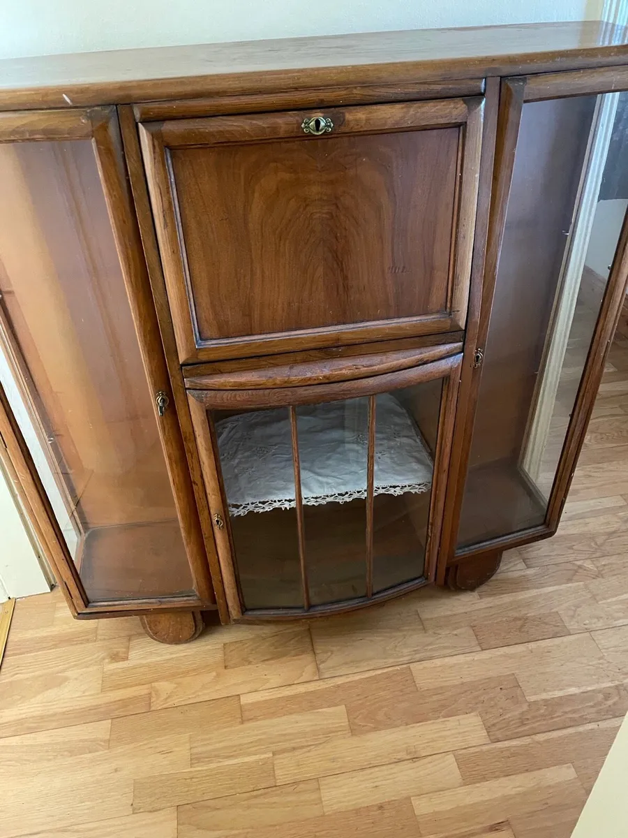 Display cabinet and adjustable bed trolly - Image 3