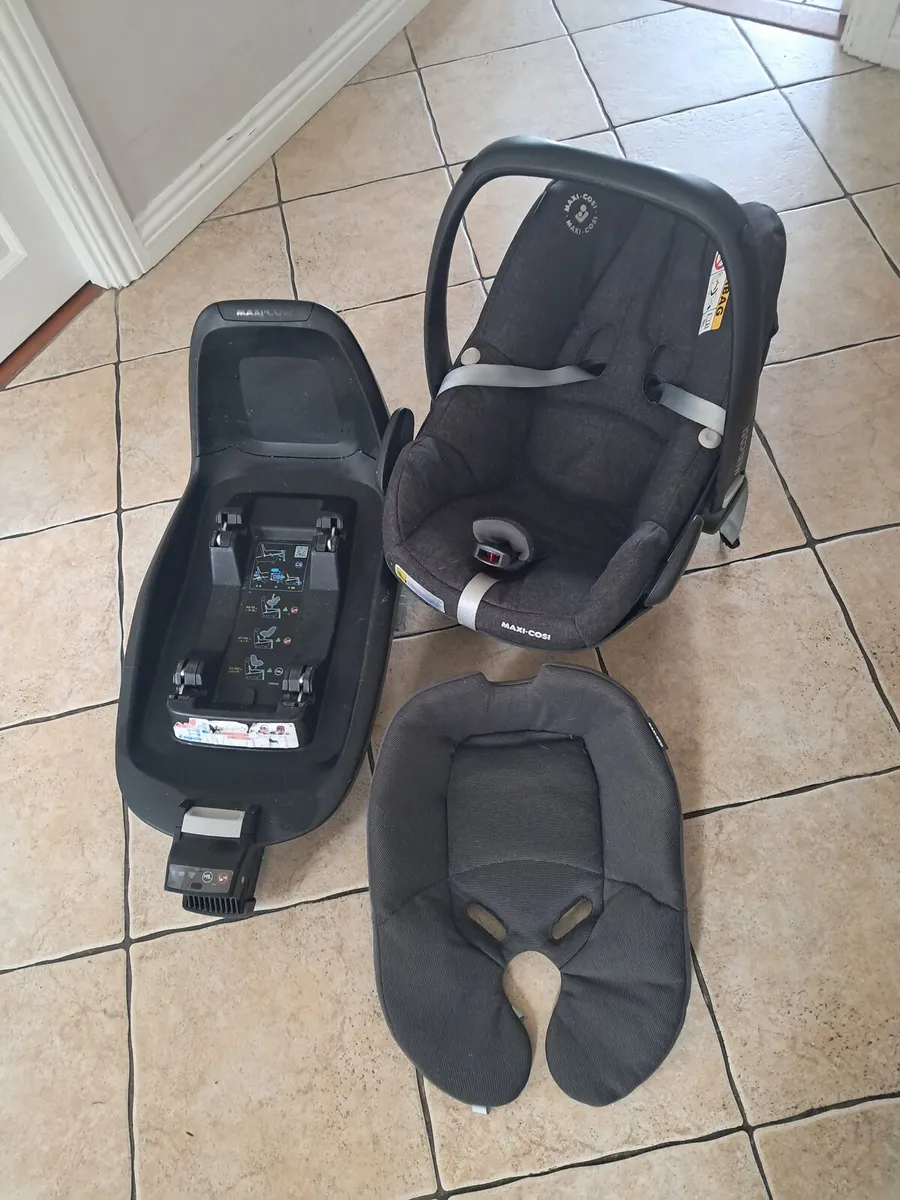 Maxi cosi pebble plus with easy fix base - Image 1
