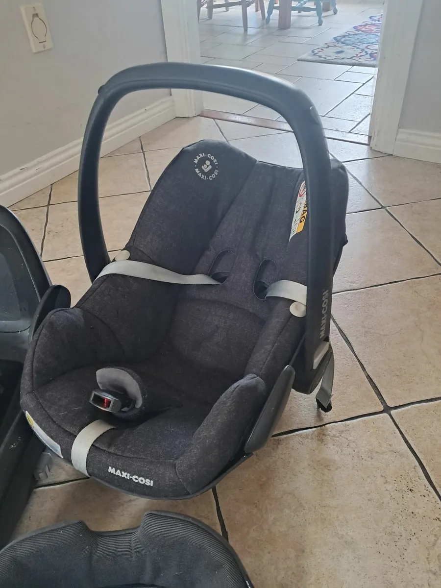 Maxi cosi pebble plus with easy fix base - Image 2