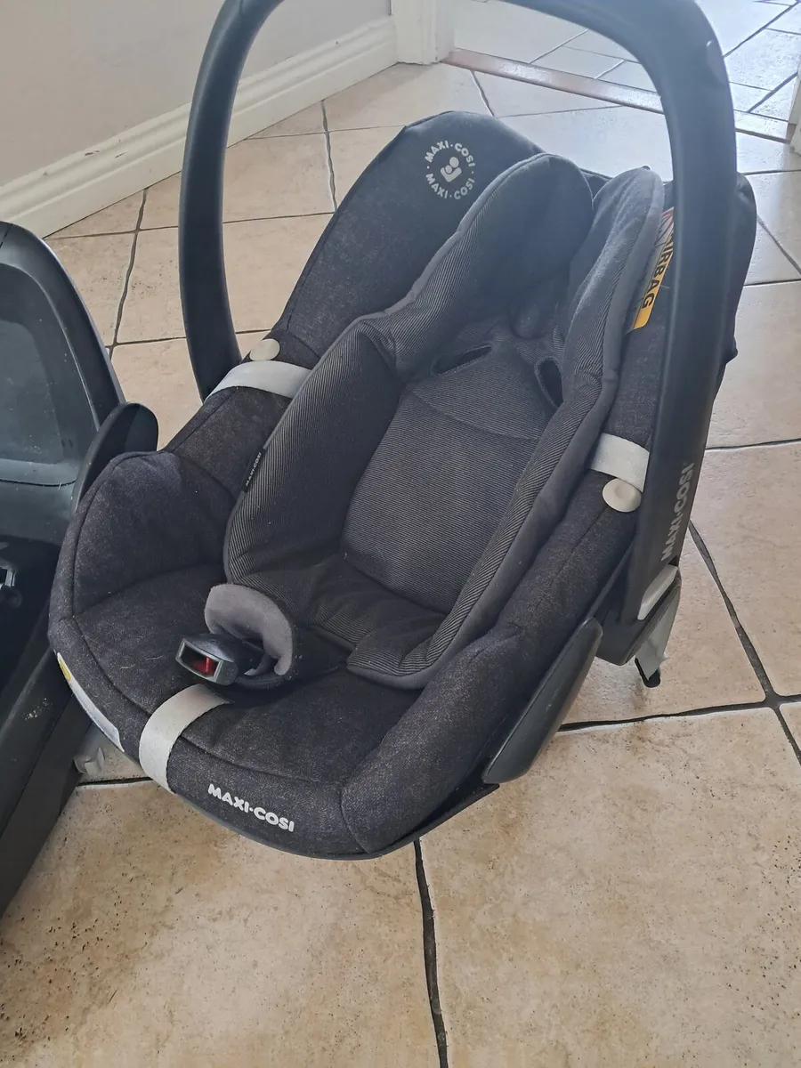 Maxi cosi pebble plus with easy fix base - Image 3