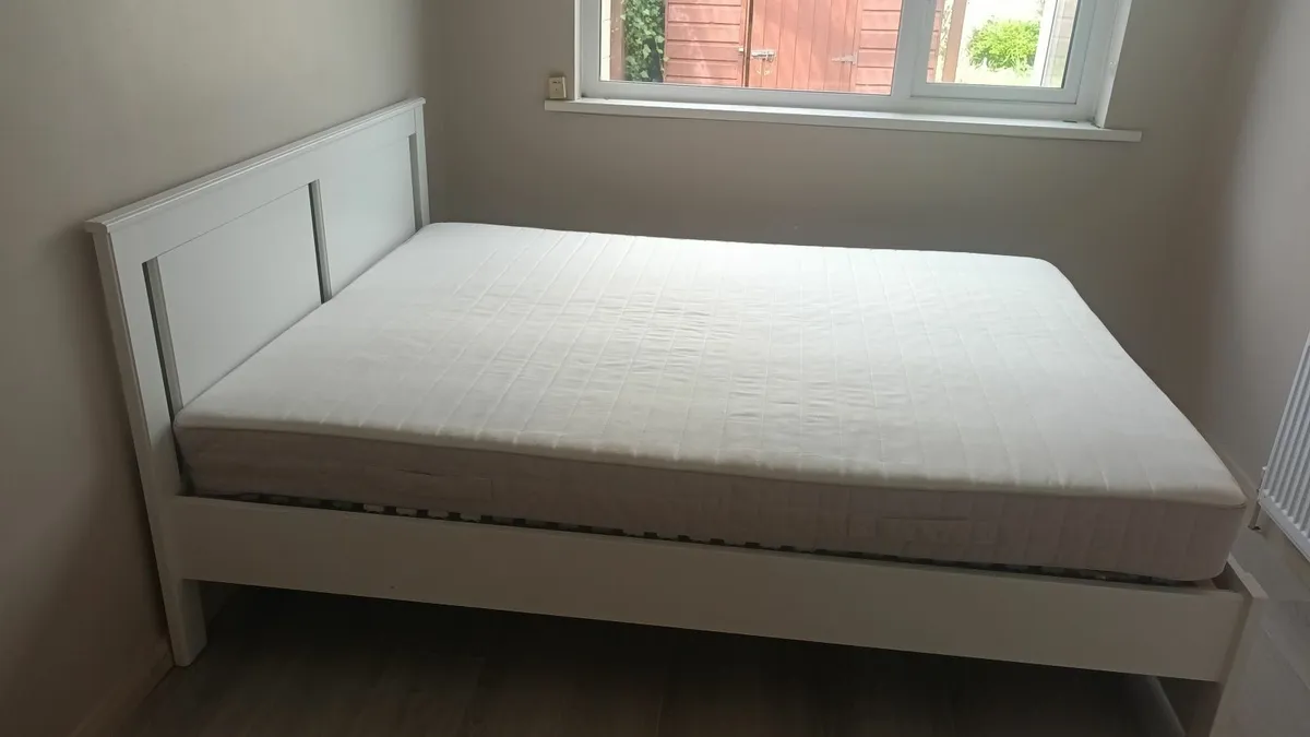 A double bed and 2 bedside lockers. - Image 2