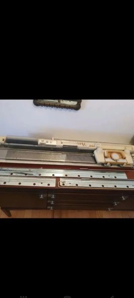 rare new empisal knitmaster 60s with new ribber - Image 1