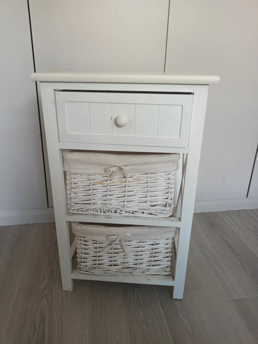 A double bed and 2 bedside lockers. - Image 3