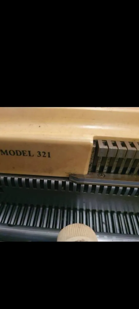 empisal knitmaster model 321 with new ribber - Image 3