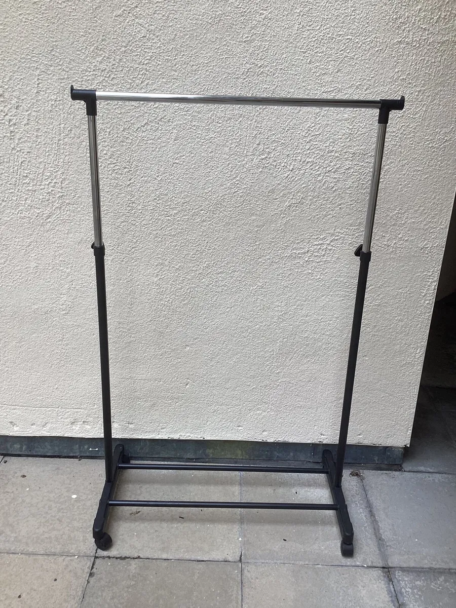 Portable clothes rail