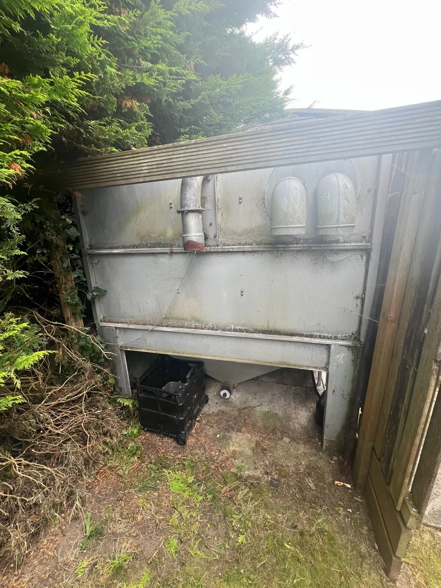 Wood pellet / grain tank with motorised auger - Image 1