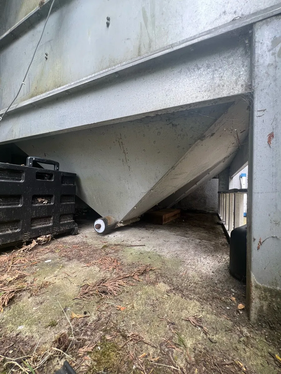 Wood pellet / grain tank with motorised auger - Image 4