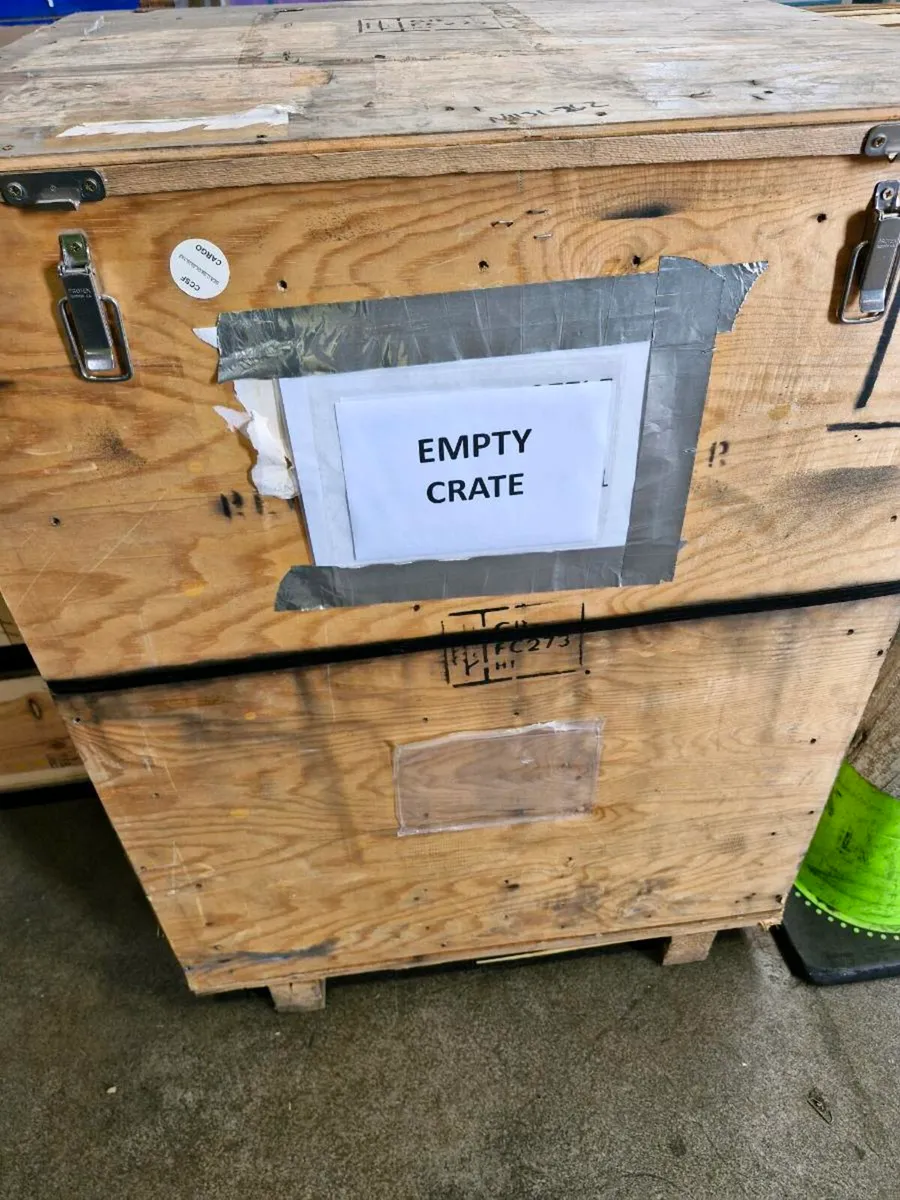 Large wooden crate - Image 1