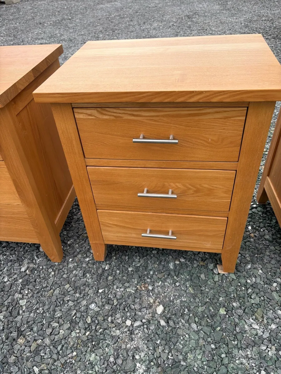 Oak bedside locker - Image 1