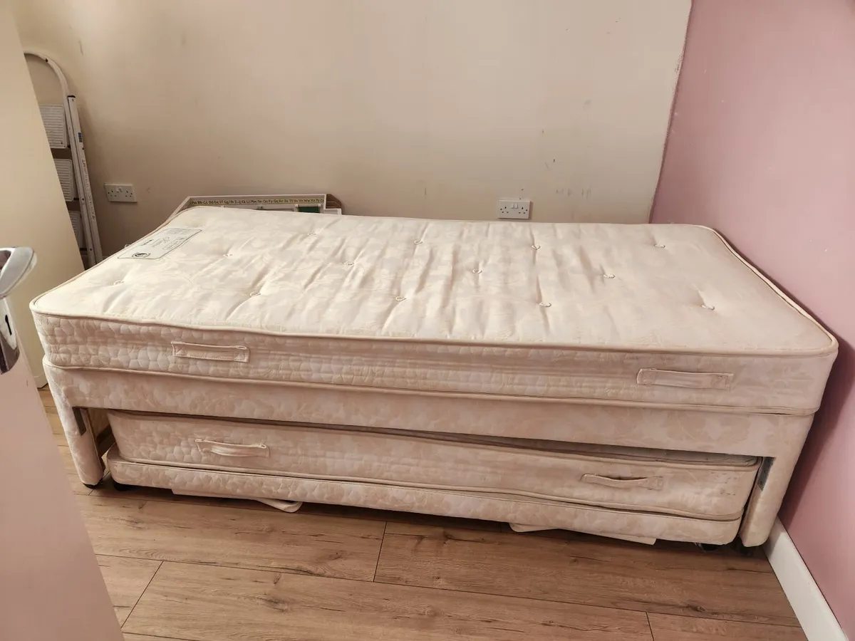 Single bed with guest bed - Image 1