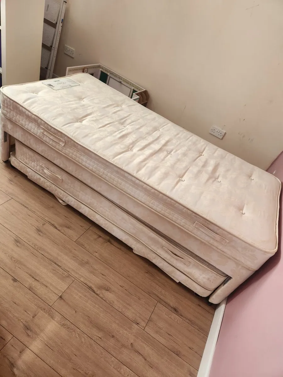 Single bed with guest bed - Image 2