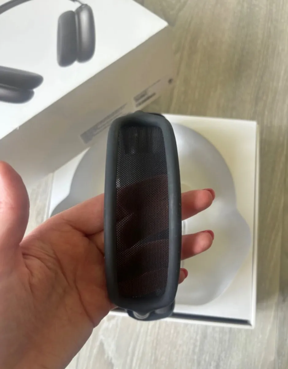 Apple AirPod max headphones - Image 3