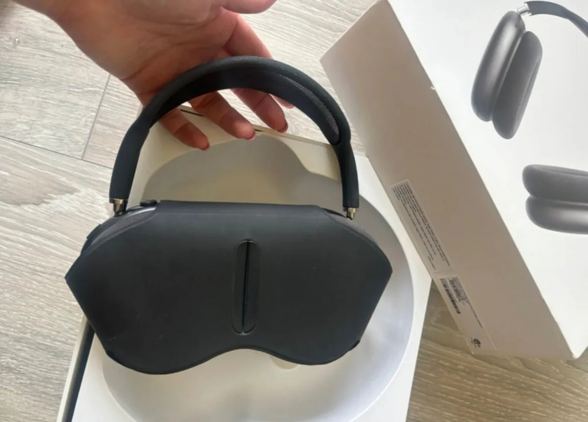 Apple AirPod max headphones - Image 4