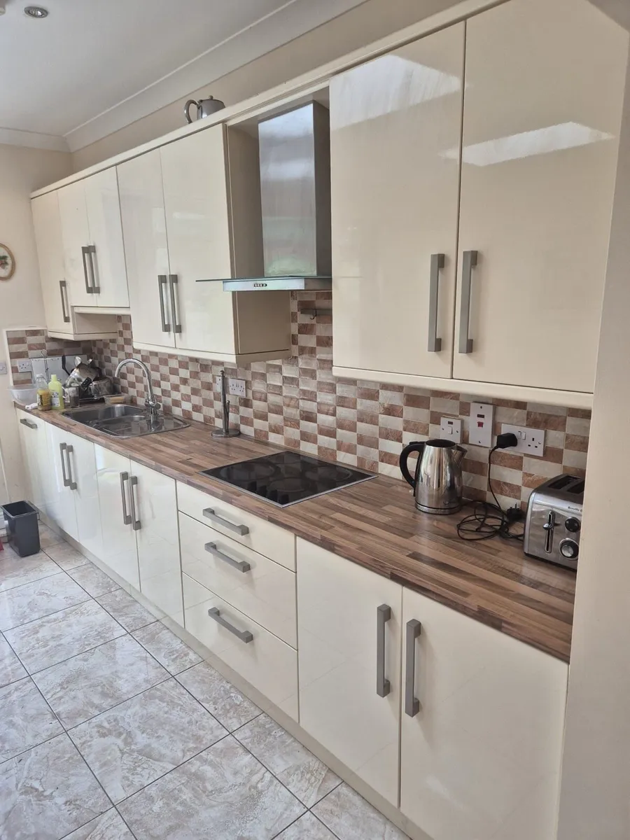 Full Contents of House (Kitchen) - Image 1