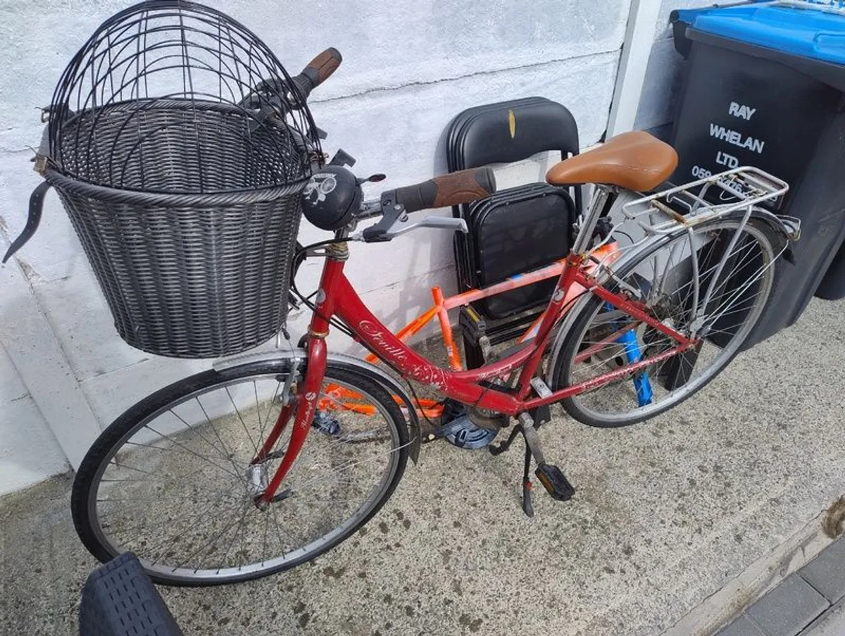 Ladies Dutch style city bike - Image 1