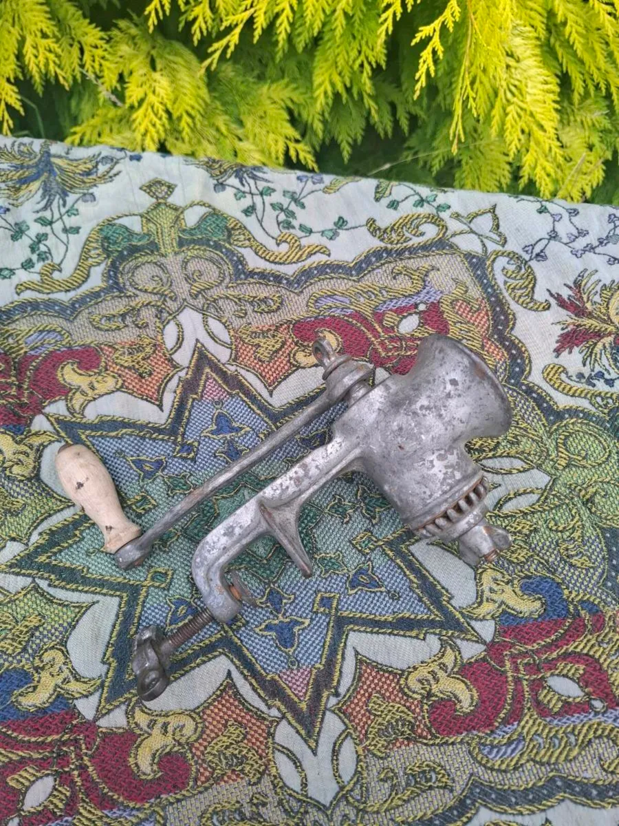 Old meat mincer possible to post - Image 1