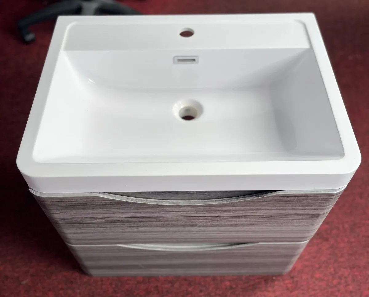 Bathroom cabinet & sink - Image 1