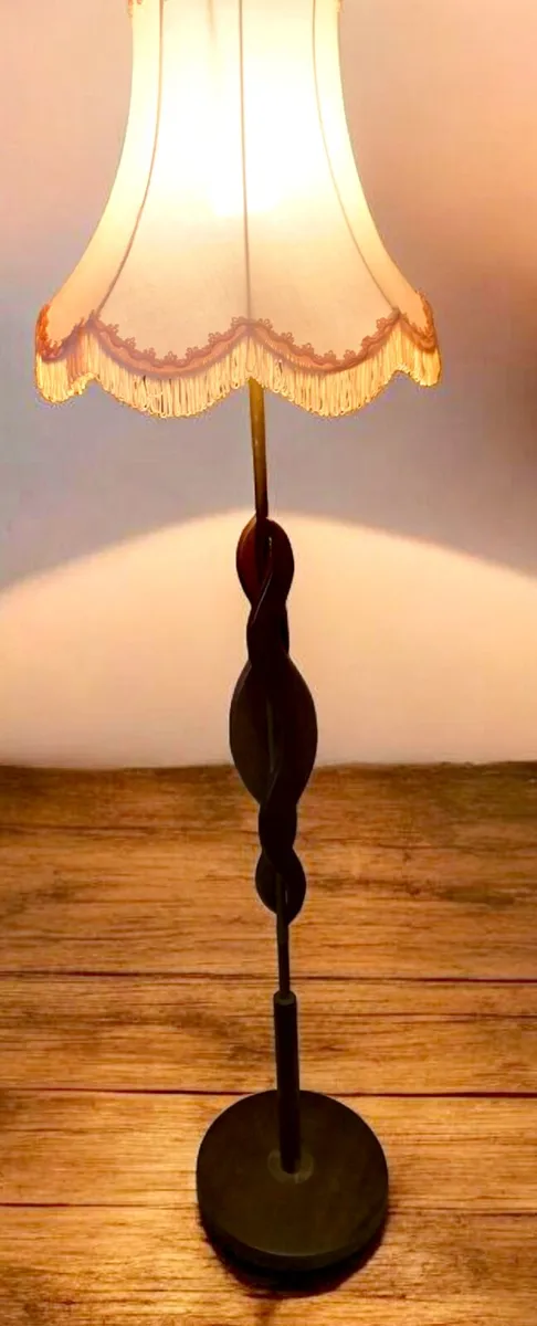 Wood and brass floor lamp - Image 1