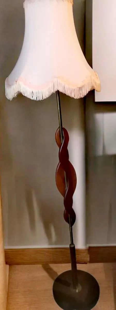 Wood and brass floor lamp - Image 2