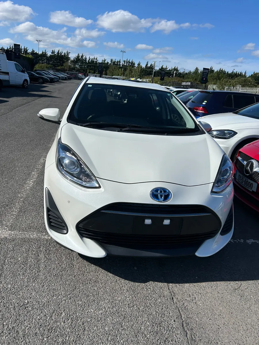 TOYOTA AQUA Hybrid - Image 3