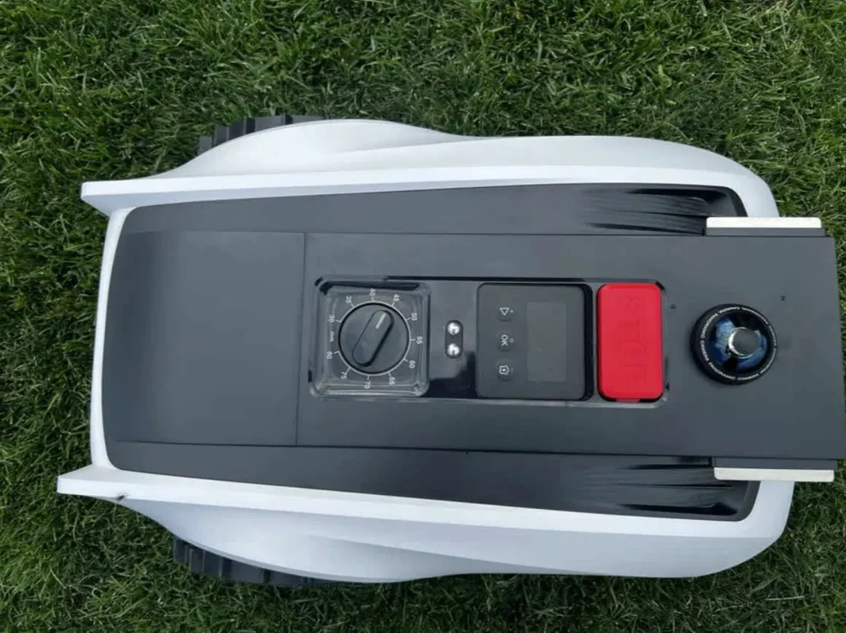 Ecovacs GOAT O500 PANORAMA robotic lawn mower - Image 4