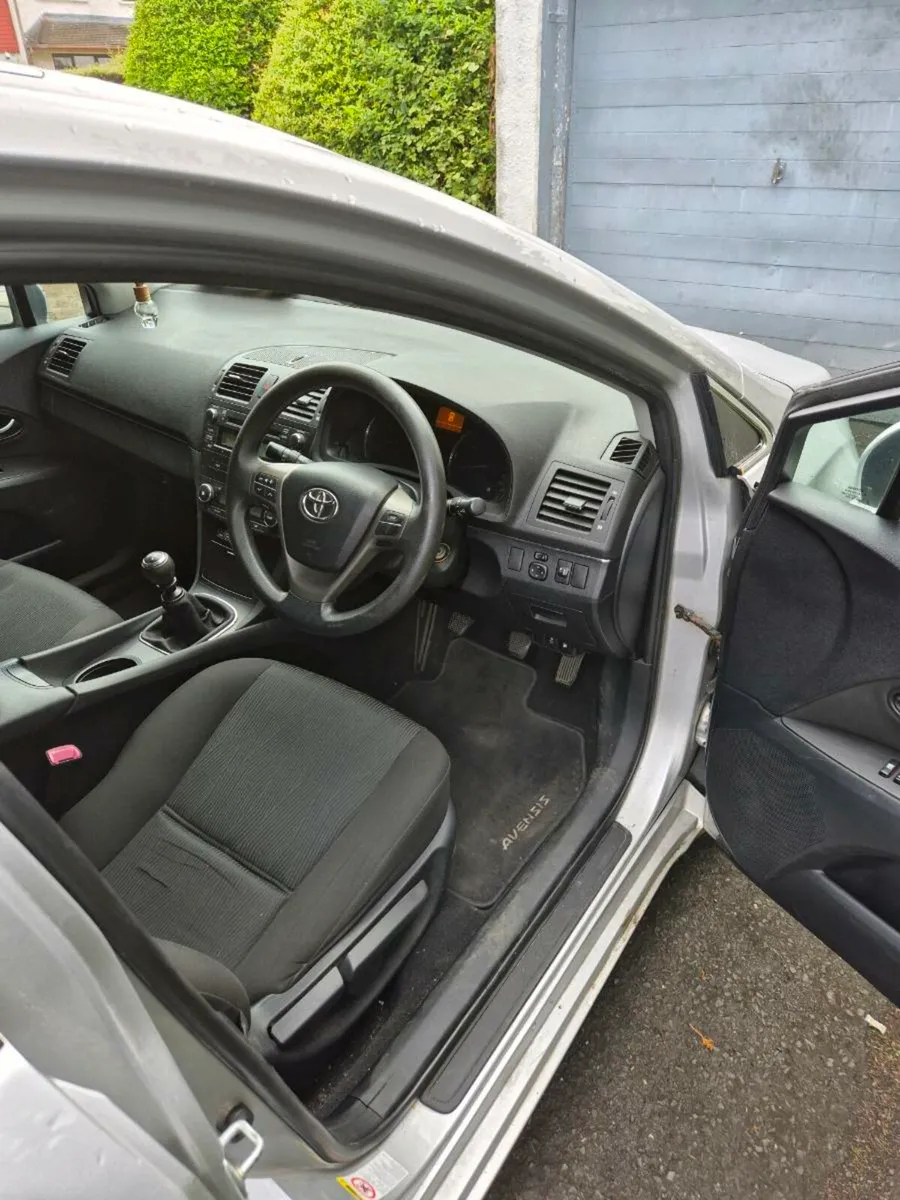 Toyota avensis estate - Image 4