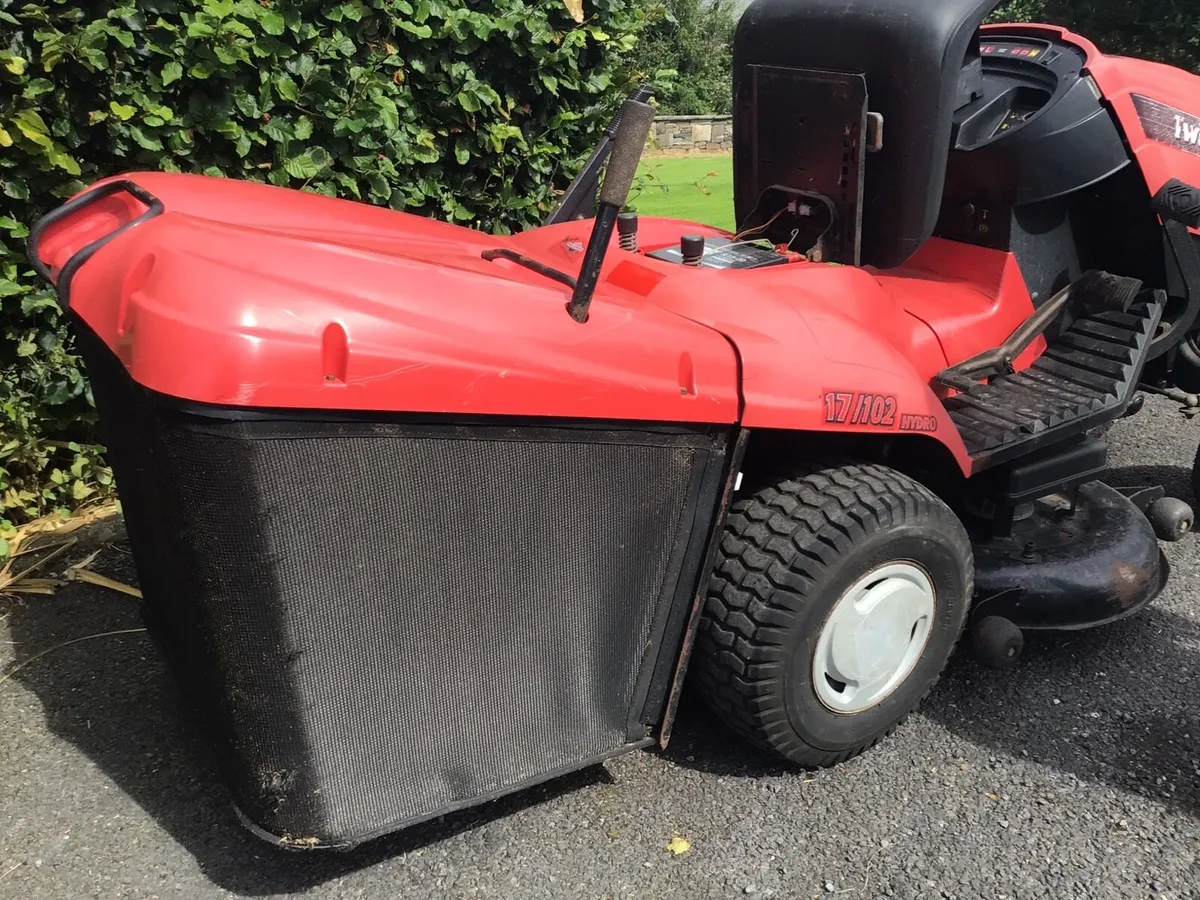 Castlegarden 17HP hydro ride on lawnmower - Image 4