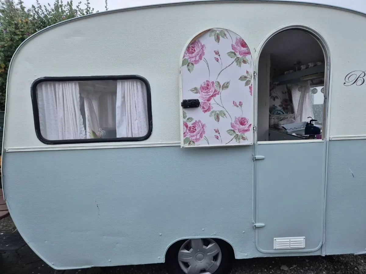 Vintage caravan - Image 1