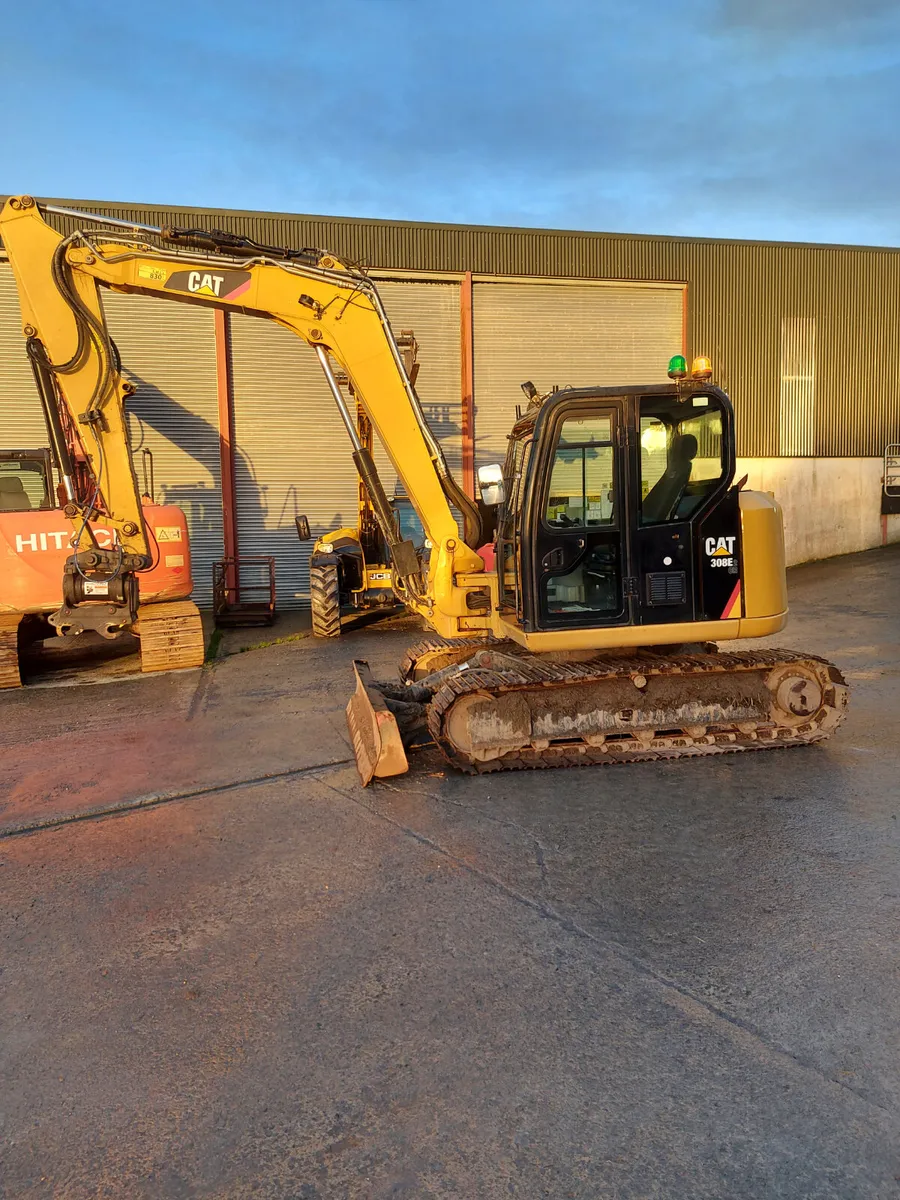 8 ton digger - Image 1
