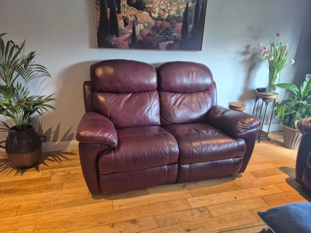 Ox Blood leather Suite for sale - Image 3