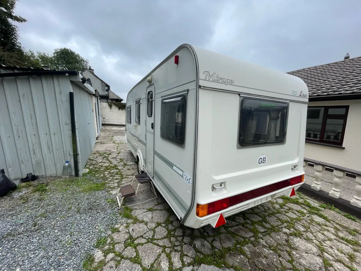 5 birth caravan whit full awning - Image 3