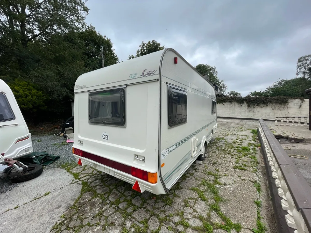 5 birth caravan whit full awning - Image 4