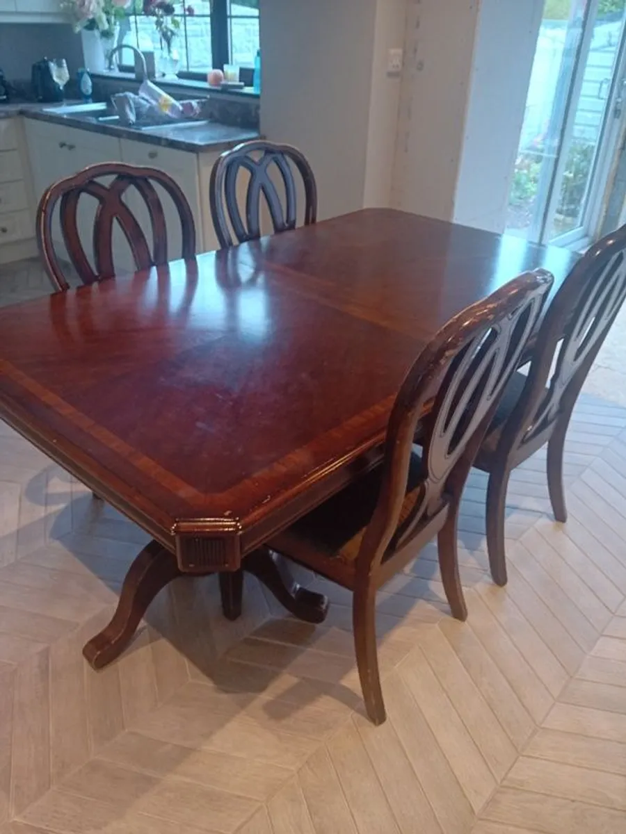 Tabel and chairs - Image 1