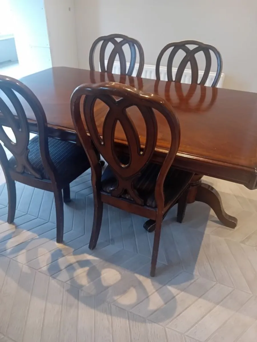 Tabel and chairs - Image 3