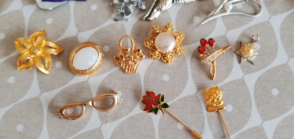 Collection of vintage and retro brooches - Image 1