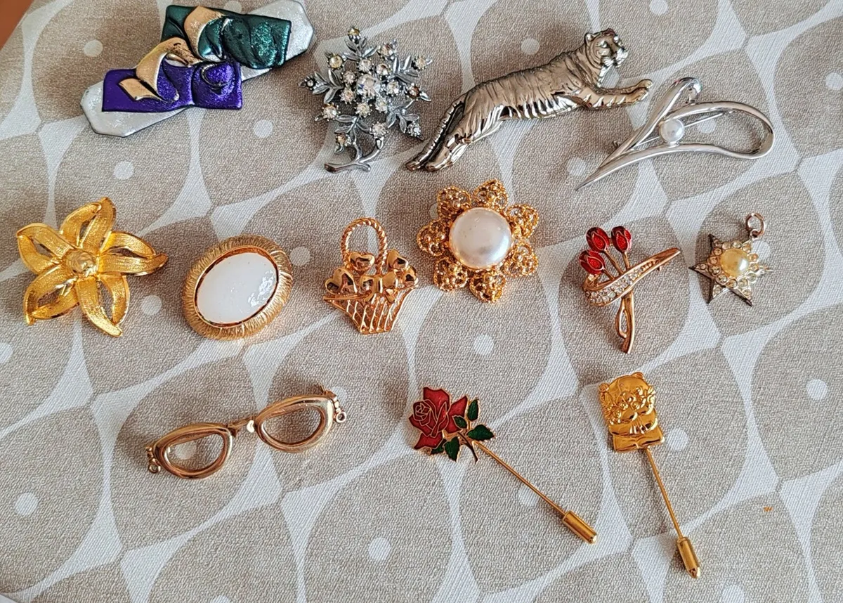 Collection of vintage and retro brooches - Image 2