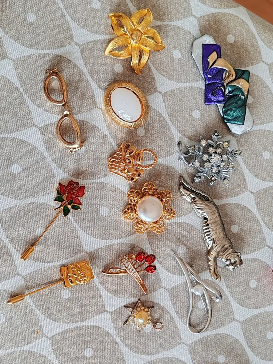 Collection of vintage and retro brooches - Image 3