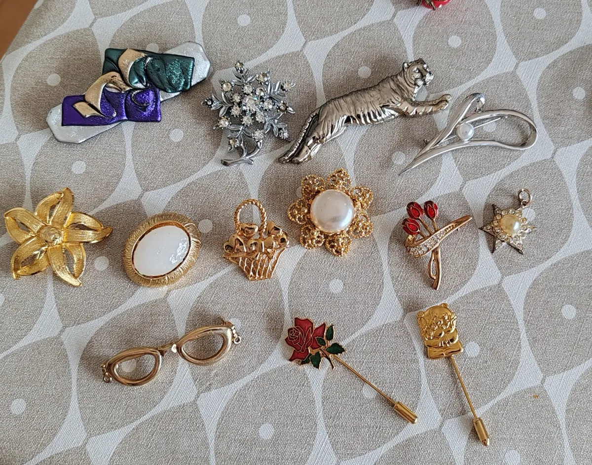 Collection of vintage and retro brooches - Image 4